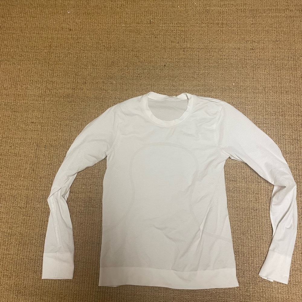 White Lululemon long sleeve size 4 Good condition just doesn’t fit me anymore